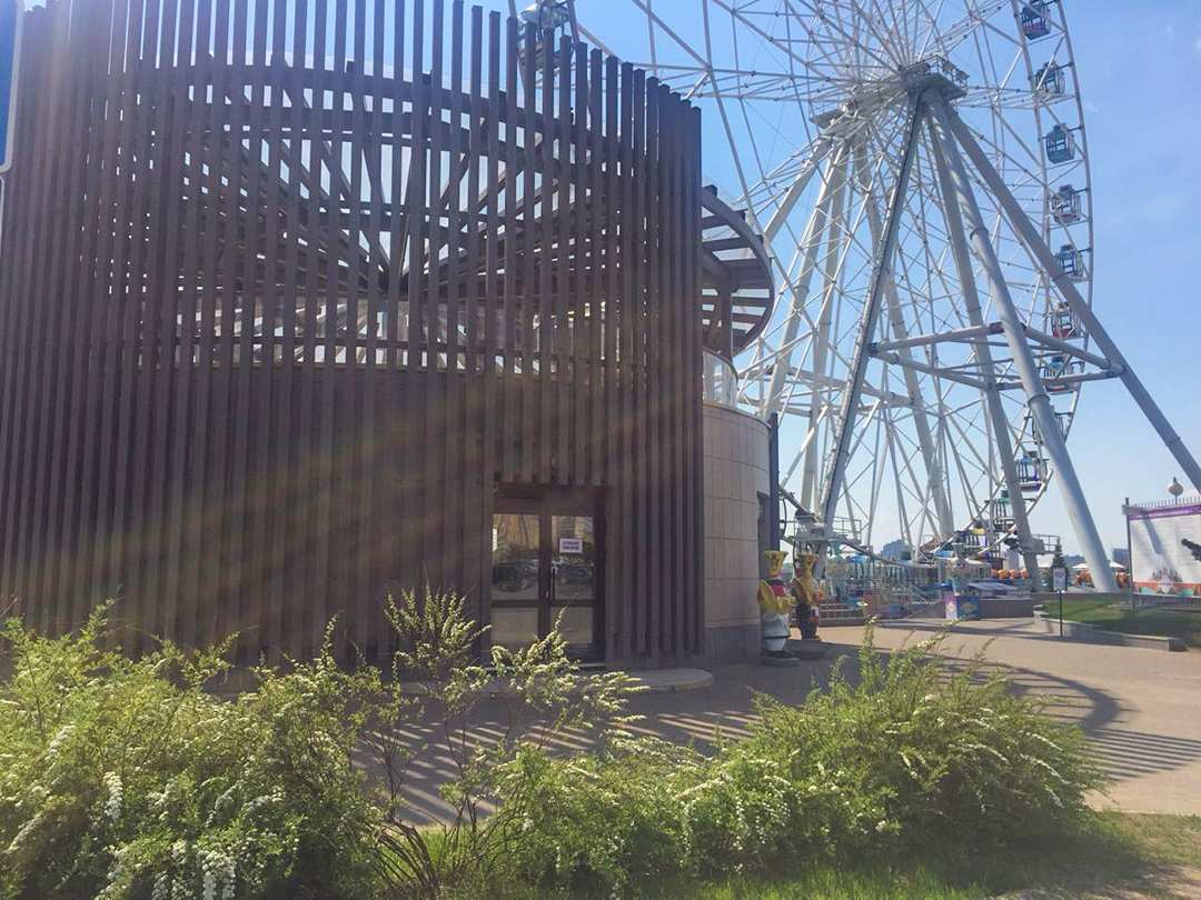 Отделка фасада павильона столбами ДПК - SAVEWOOD